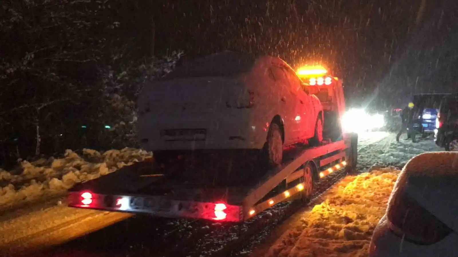 Yoğun kar yağışından ötürü onlarca araç, yüzlerce kişi mahsur kaldı
