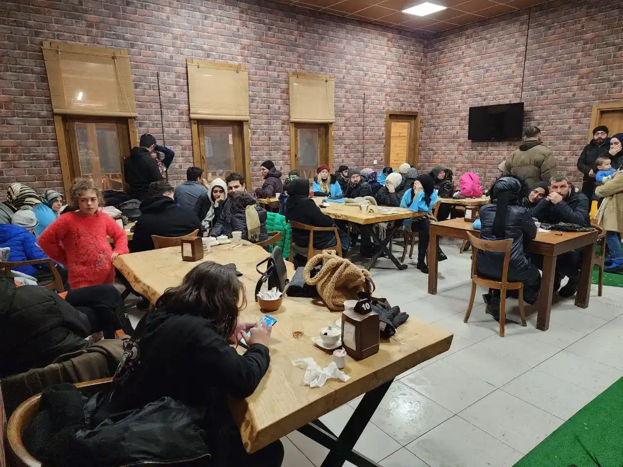 Yoğun kar yağışından ötürü onlarca araç, yüzlerce kişi mahsur kaldı