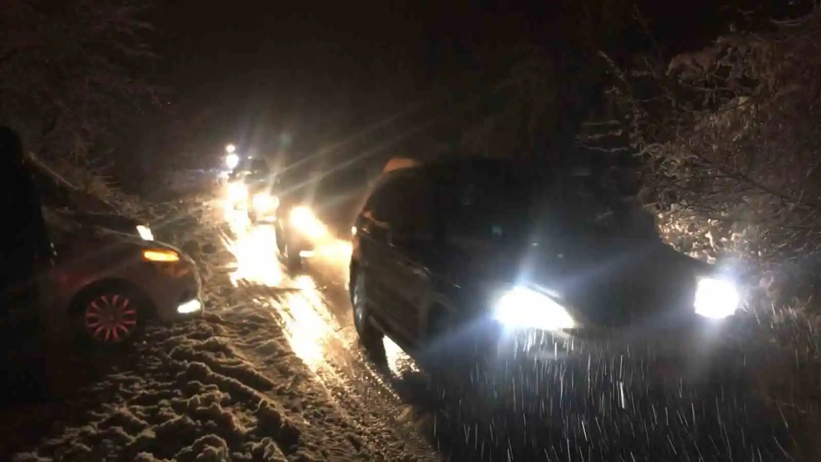 Yoğun kar yağışından ötürü onlarca araç, yüzlerce kişi mahsur kaldı
