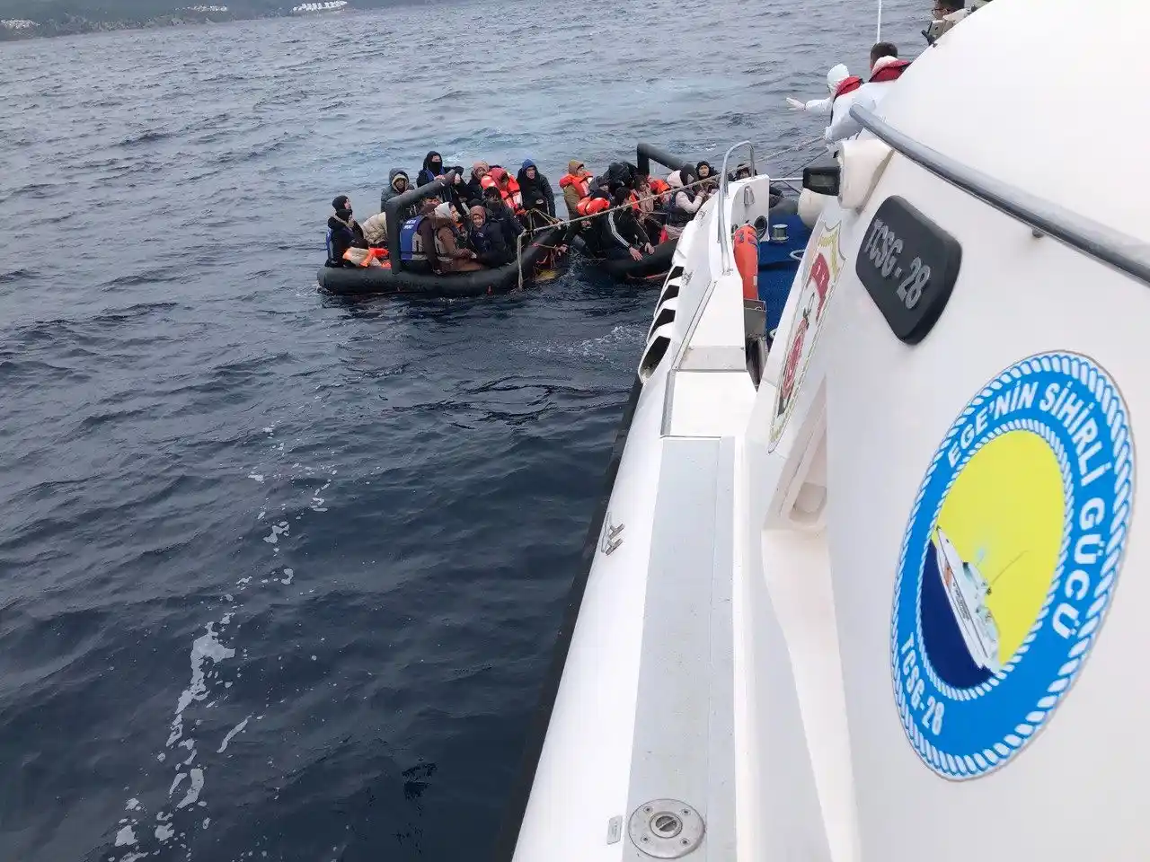 Yunan unsurlarınca ölüme terk edilen 94 kaçak göçmen kurtarıldı
