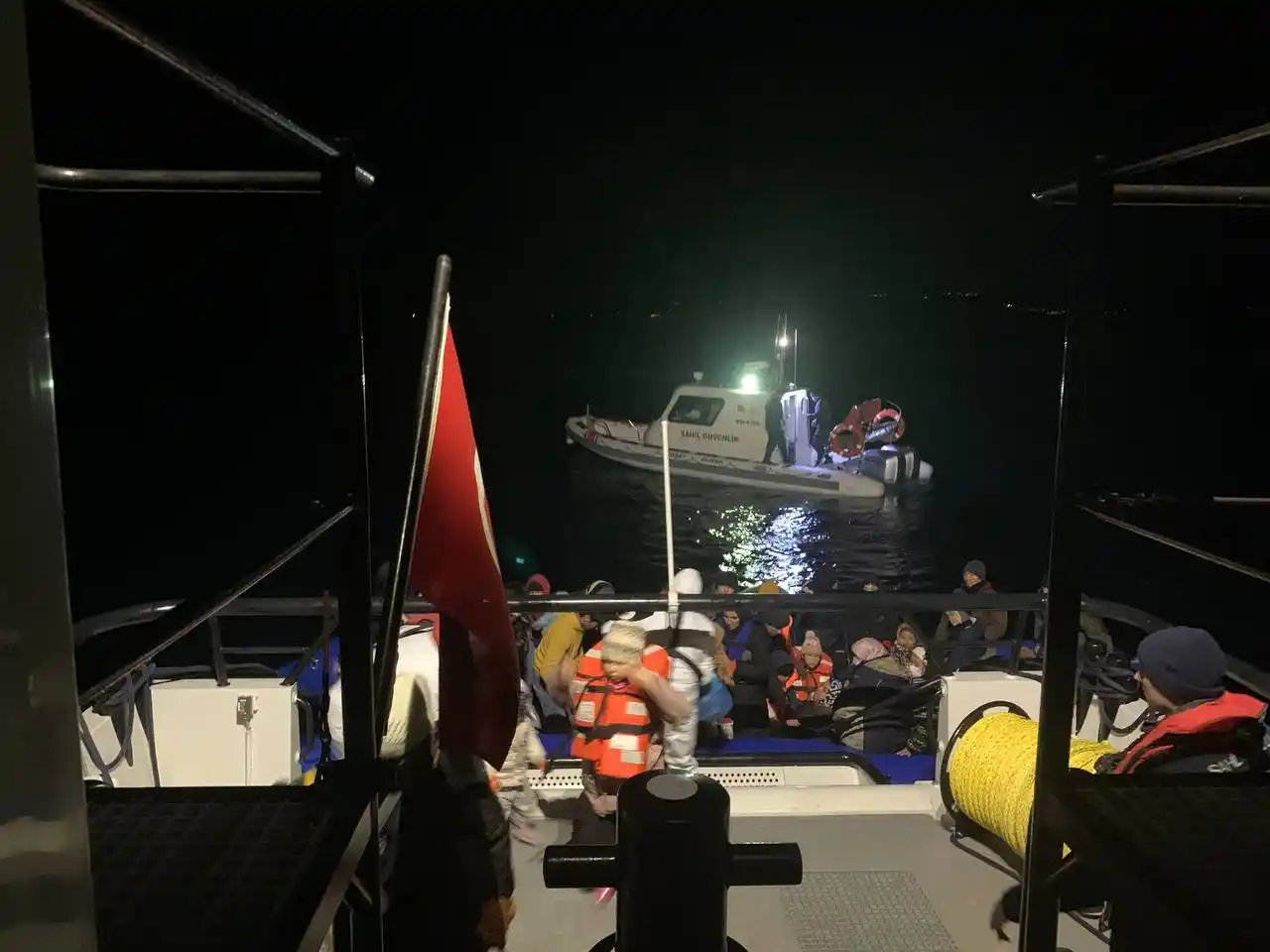 Yunan unsurlarınca ölüme terk edilen 94 kaçak göçmen kurtarıldı