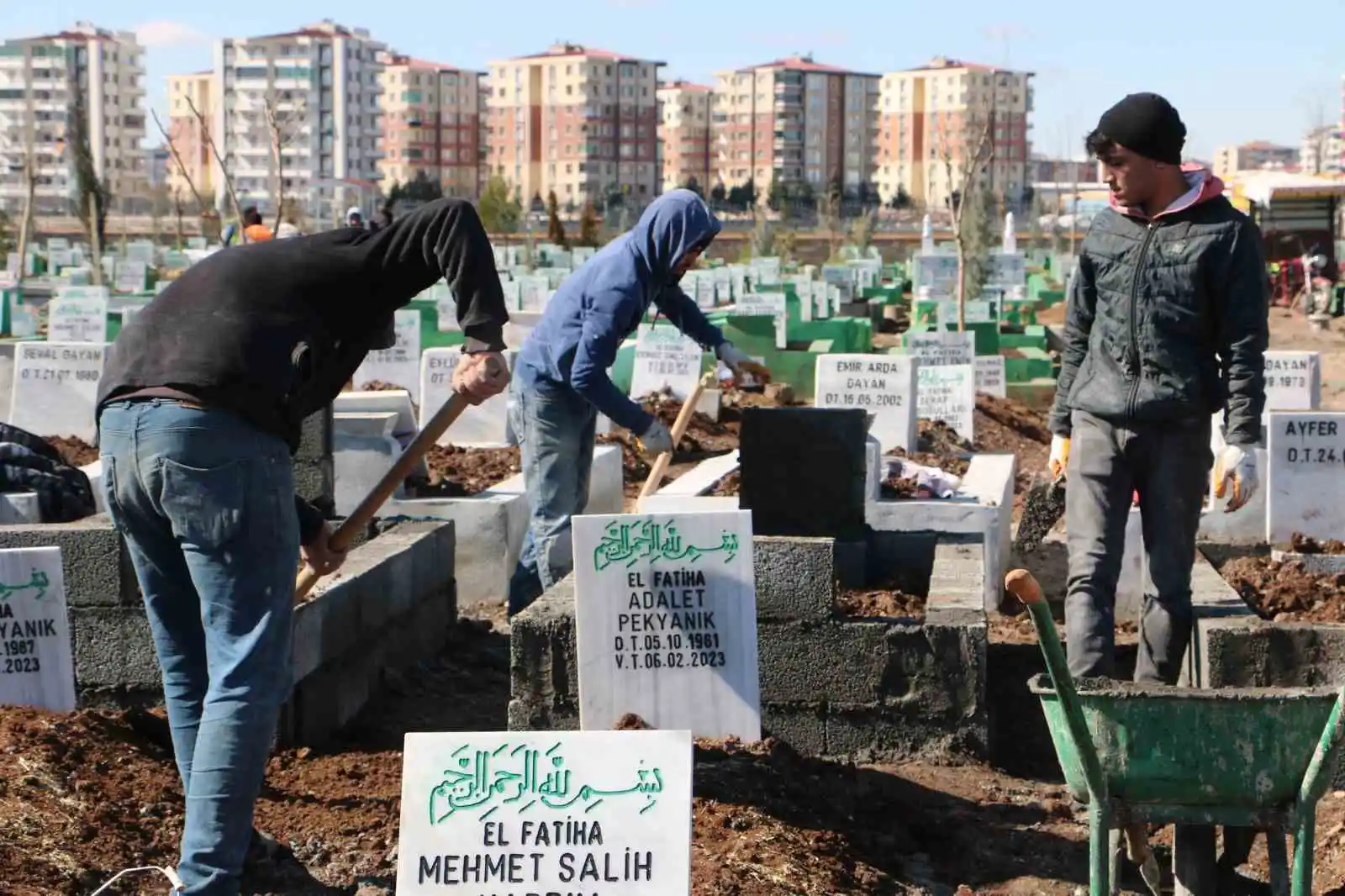 Yürek yakan hatıralar mezarlıklara dizildi
