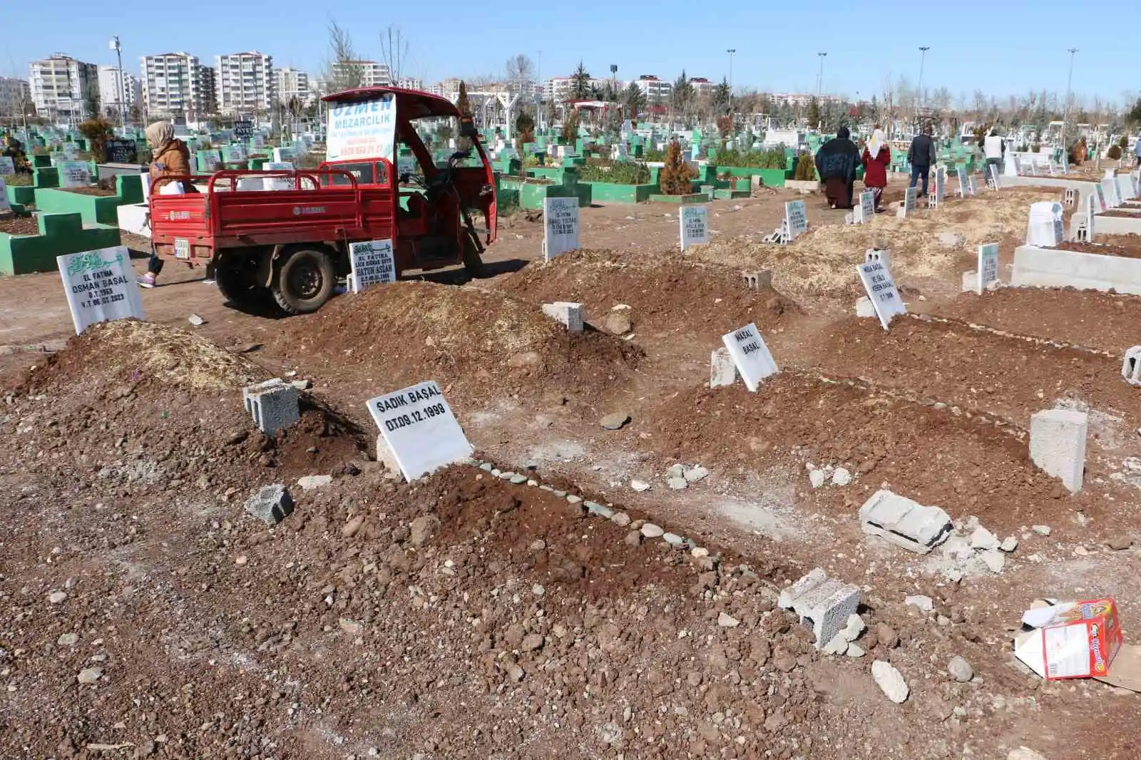 Yürek yakan hatıralar mezarlıklara dizildi