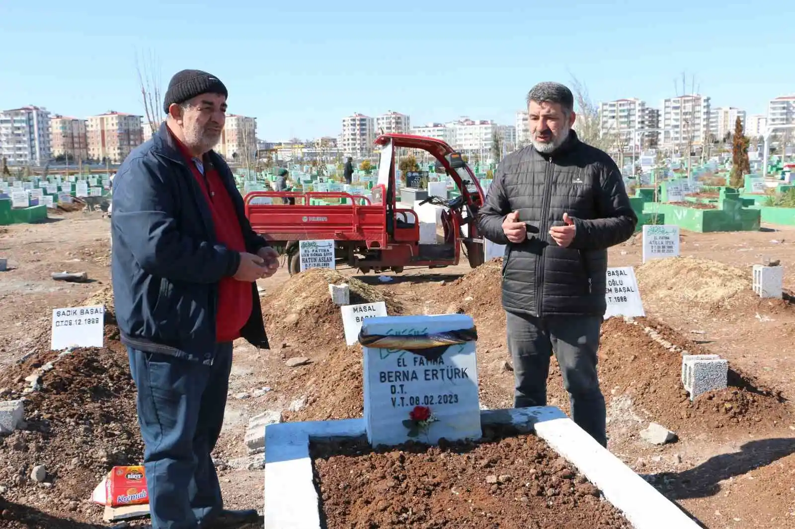 Yürek yakan hatıralar mezarlıklara dizildi
