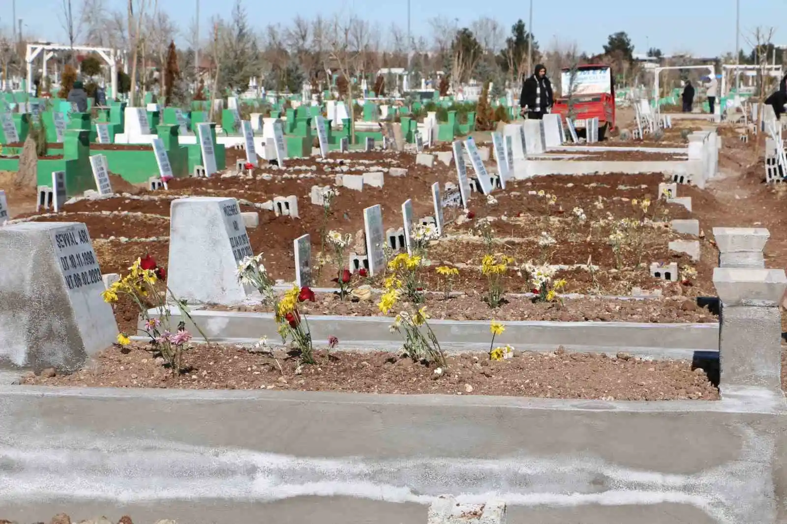 Yürek yakan hatıralar mezarlıklara dizildi