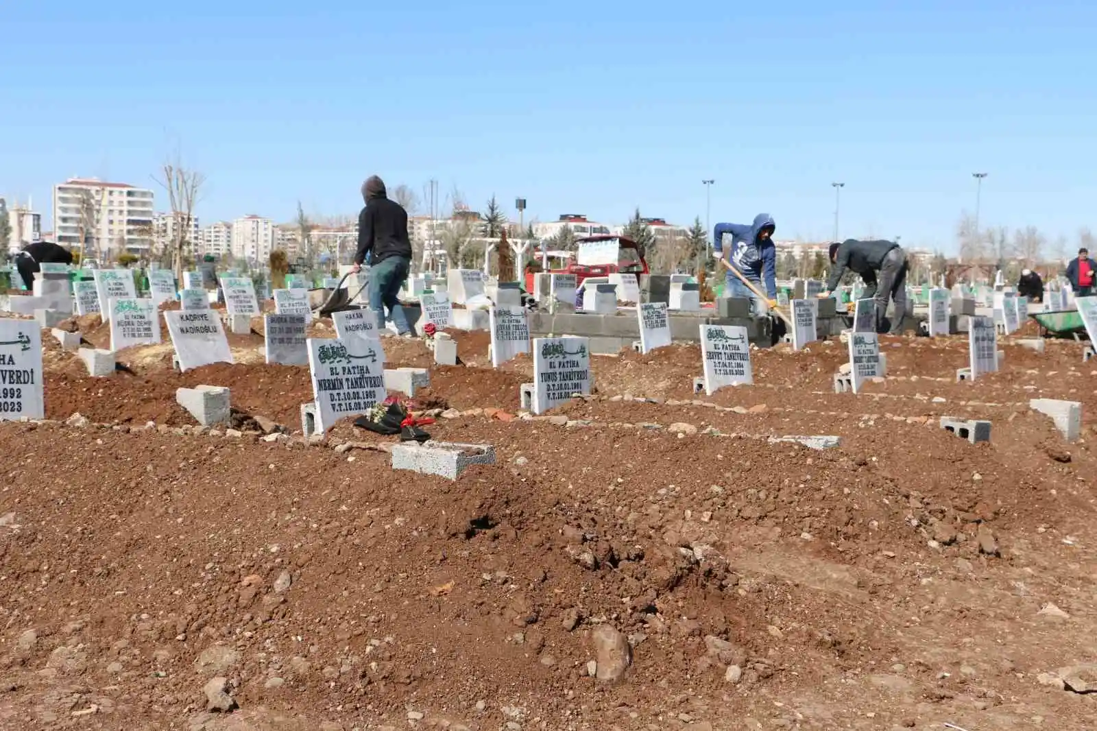 Yürek yakan hatıralar mezarlıklara dizildi
