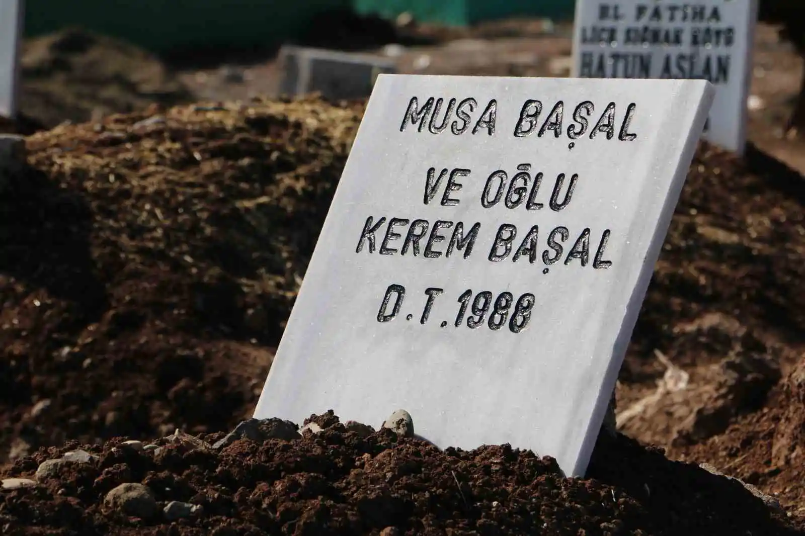 Yürek yakan hatıralar mezarlıklara dizildi