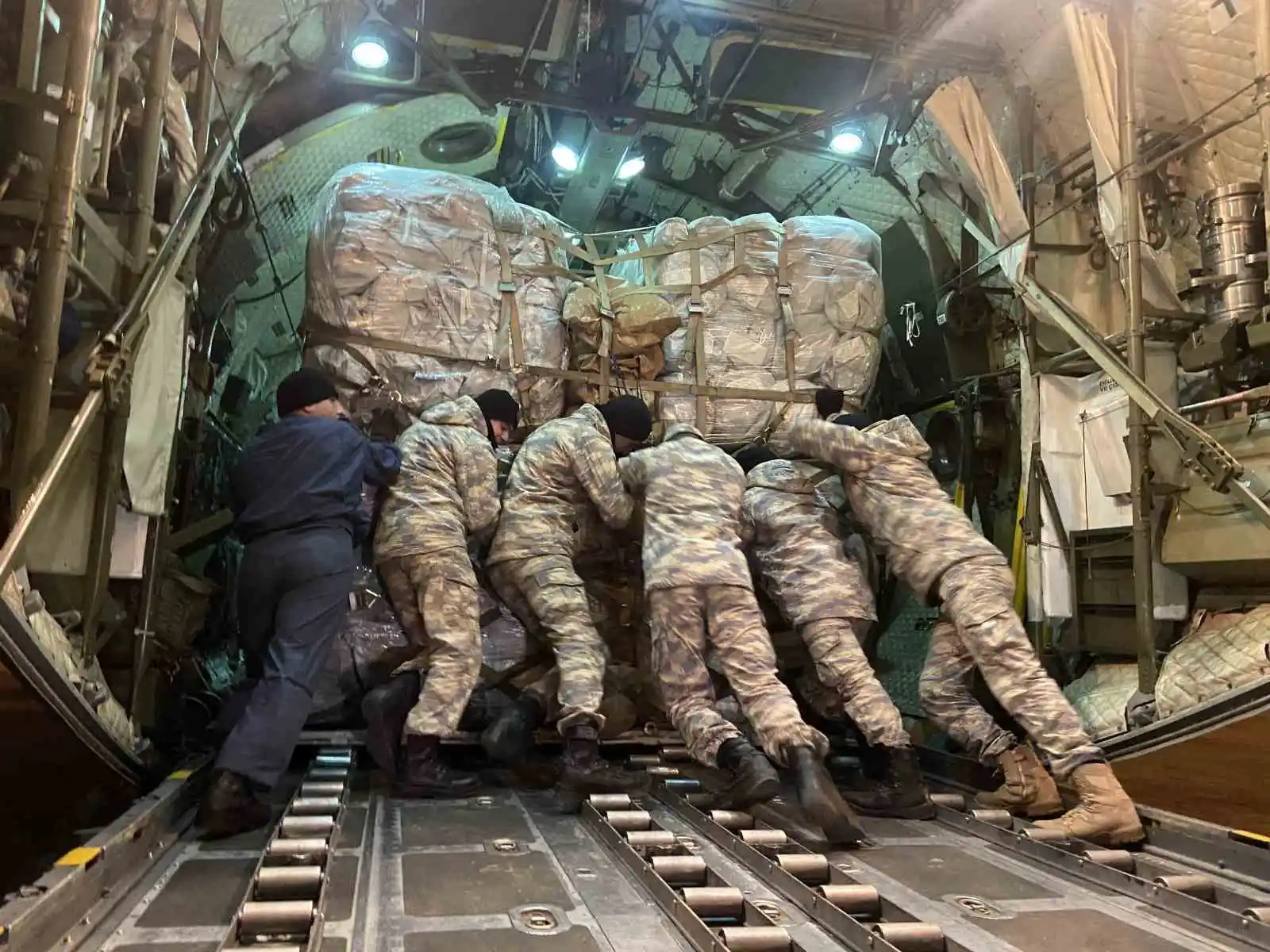 Yurt dışından gelen 11 TIR'lık yardım malzemeleri deprem bölgelerine gönderildi
