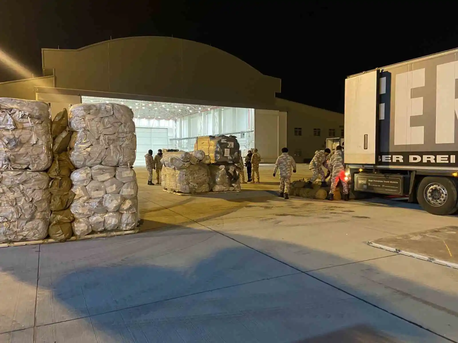 Yurt dışından gelen 11 TIR’lık yardım malzemeleri deprem bölgelerine gönderildi