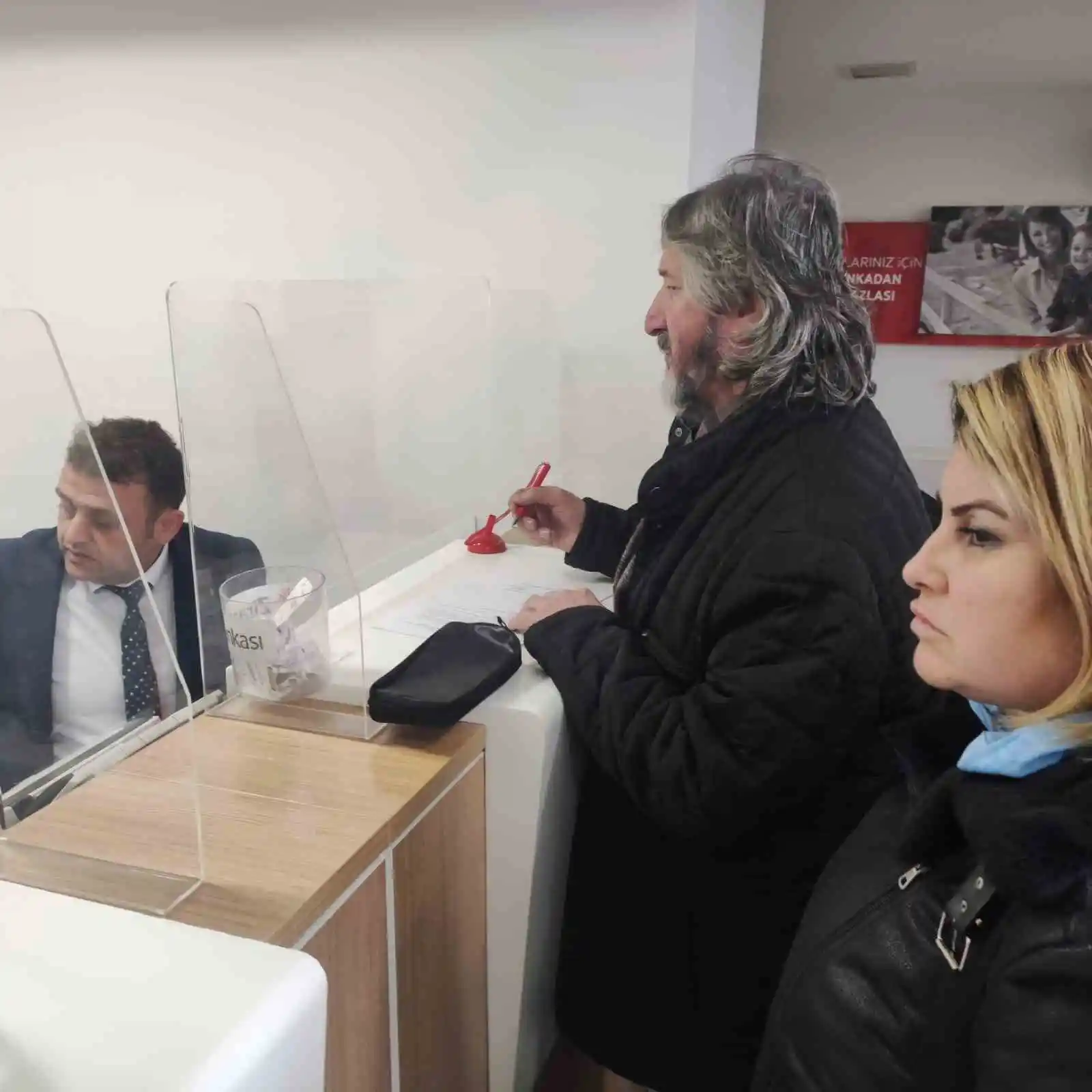 Zonguldak’ta gazeteciler depremzedelere nakdi yardımda bulundu