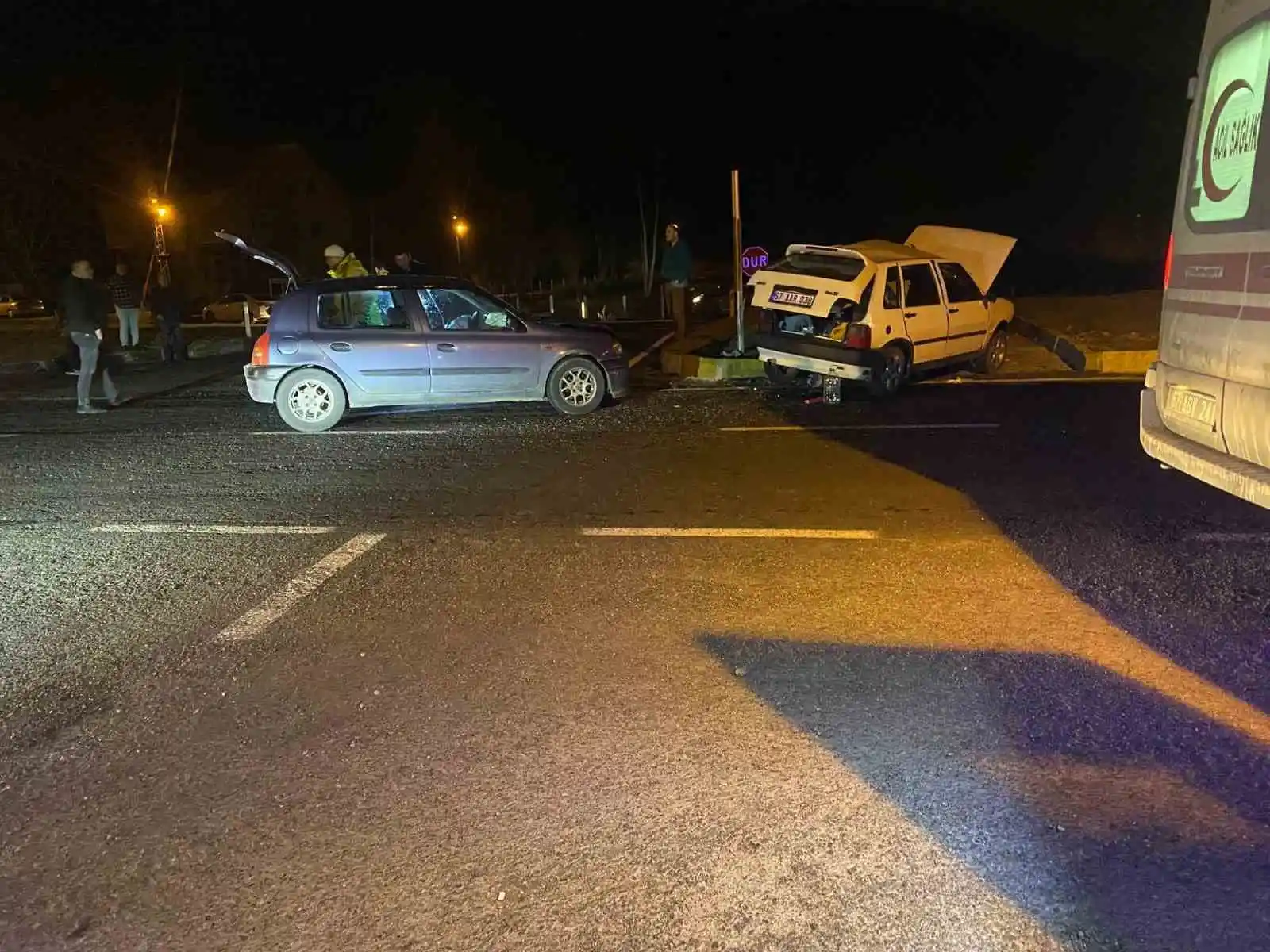 Zonguldak'ta kavşakta çarpışan iki otomobilde 2'si ağır 3 kişi yaralandı
