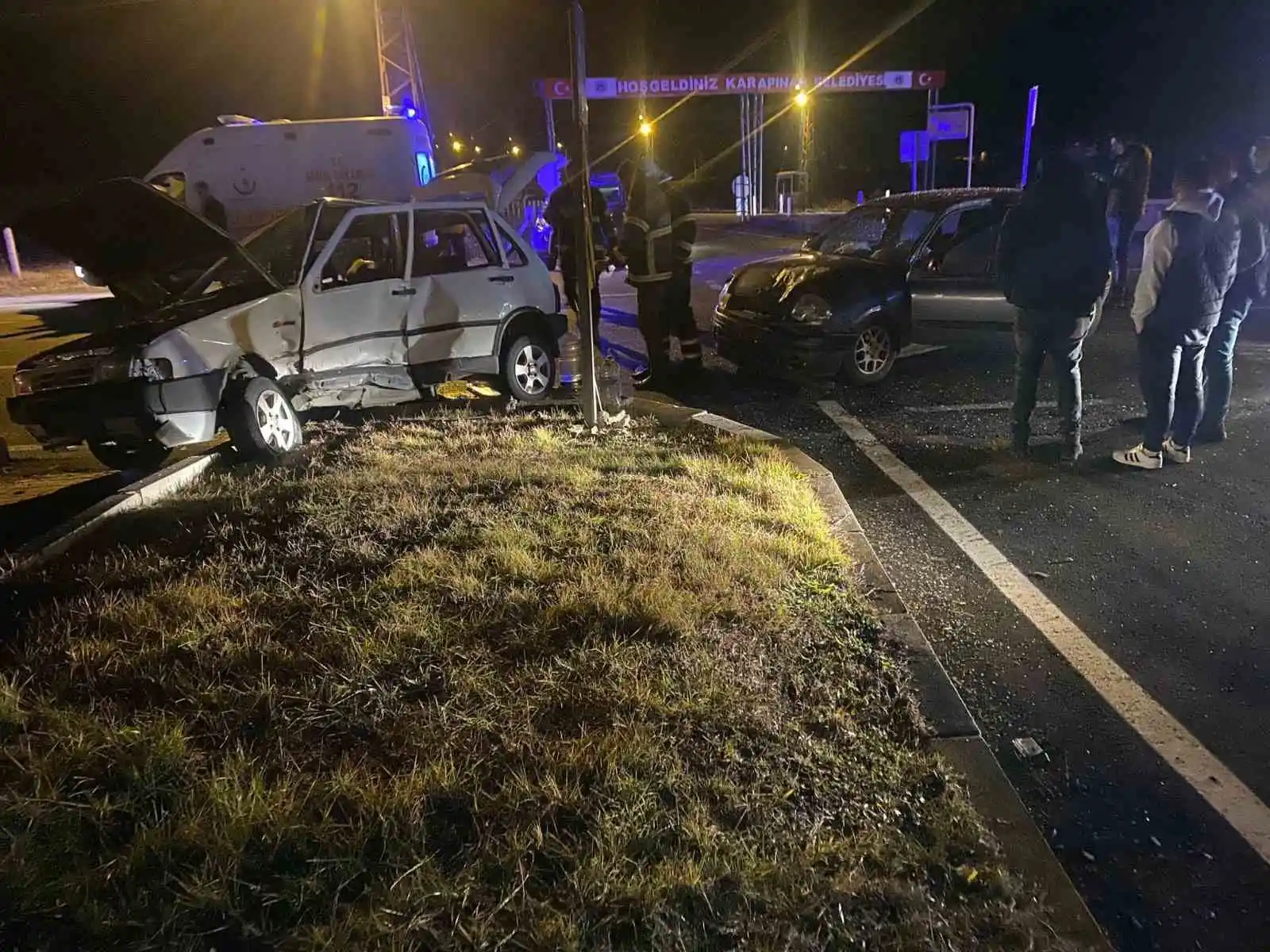 Zonguldak’ta kavşakta çarpışan iki otomobilde 2’si ağır 3 kişi yaralandı
