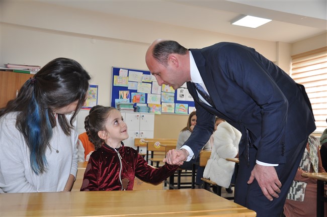 Başsavcı Amanvermez depremzede öğrencilerle buluştu