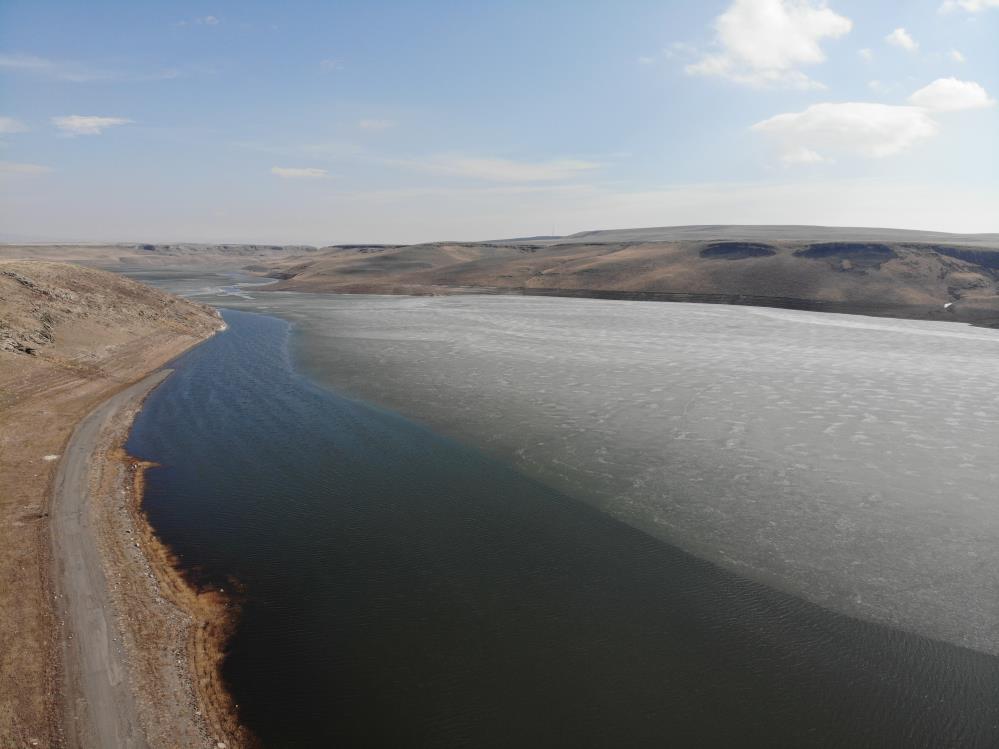 Kars Baraj Gölü'nün buzları çözülüyor