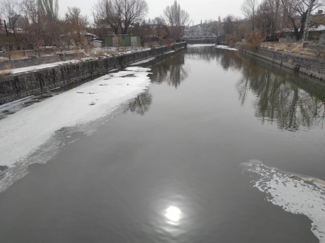 Kars Çayı'nın buzları eridi