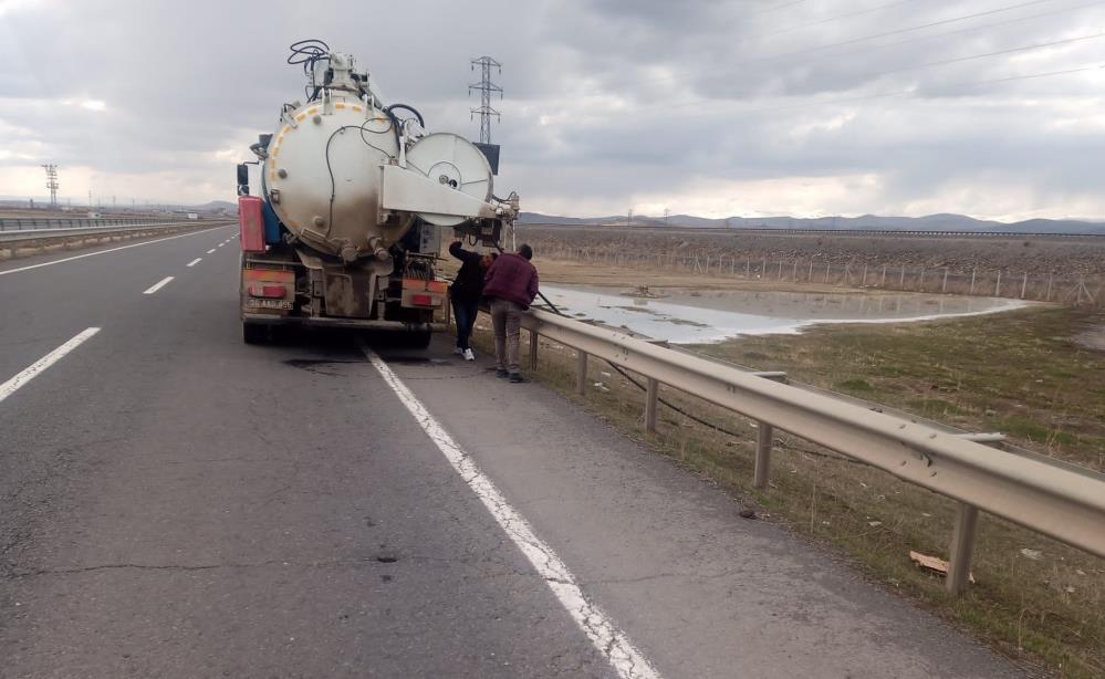 Kars'ta peynir altı suyundan oluşan gölet temizlendi