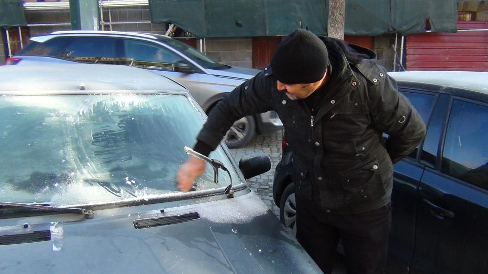 Kars'ta soğuktan araçların camları dondu