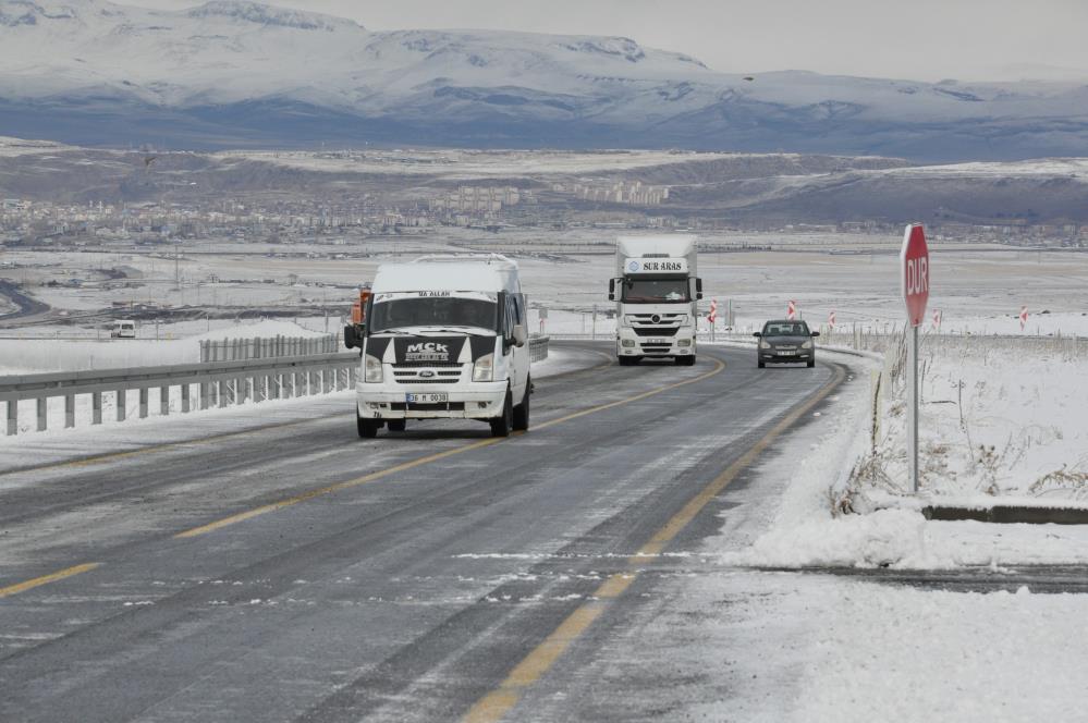 Kars'ta sürücülerin buzla imtihanı