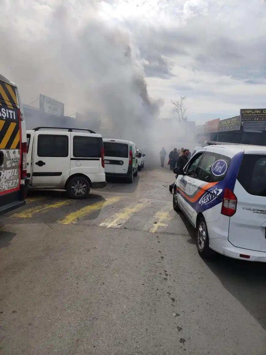 Sanayi sitesinde seyir halinde olan kamyonet alev aldı
