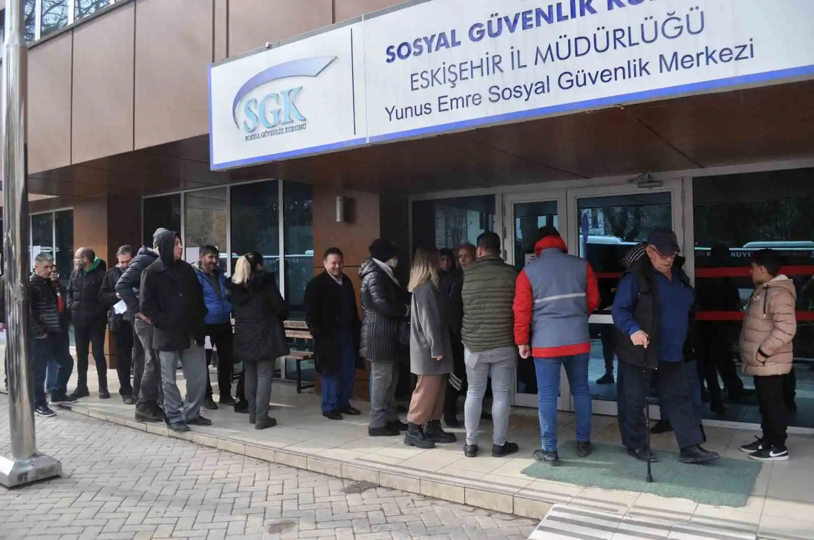 SGK önündeki EYT kuyrukları devam ediyor
