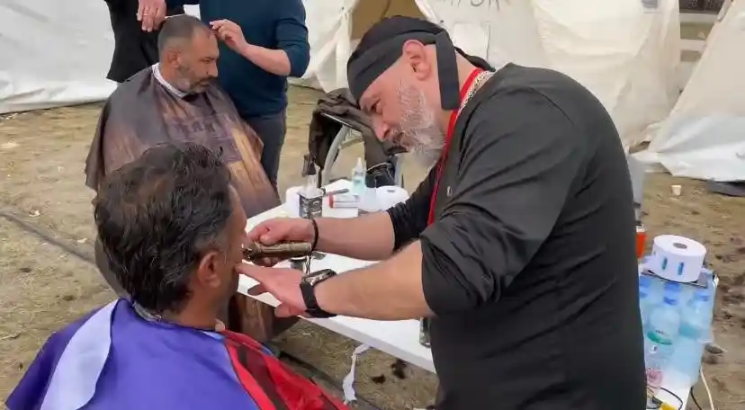 Sultanbeylili berberler afet bölgesinde depremzedeleri ücretsiz tıraş ediyor
