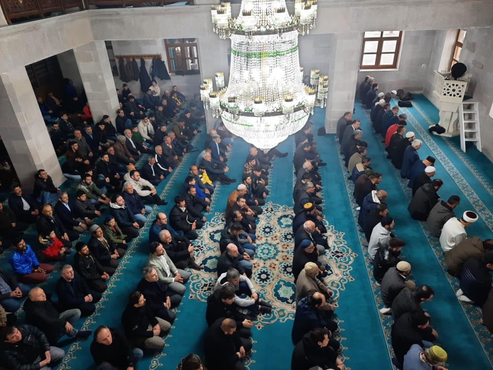 Kars'ta bayram namazında camiler doldu taştı