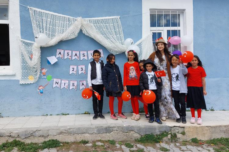 Kars'ta köy okulunda renkli 23 Nisan kutlaması