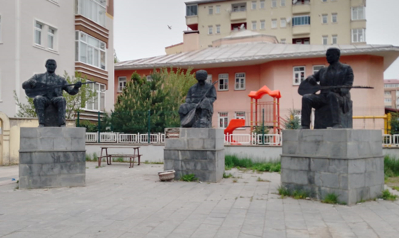 Kars'ta Aşıklar Heykeli Bakımsızlık Nedeniyle Dökülüyor