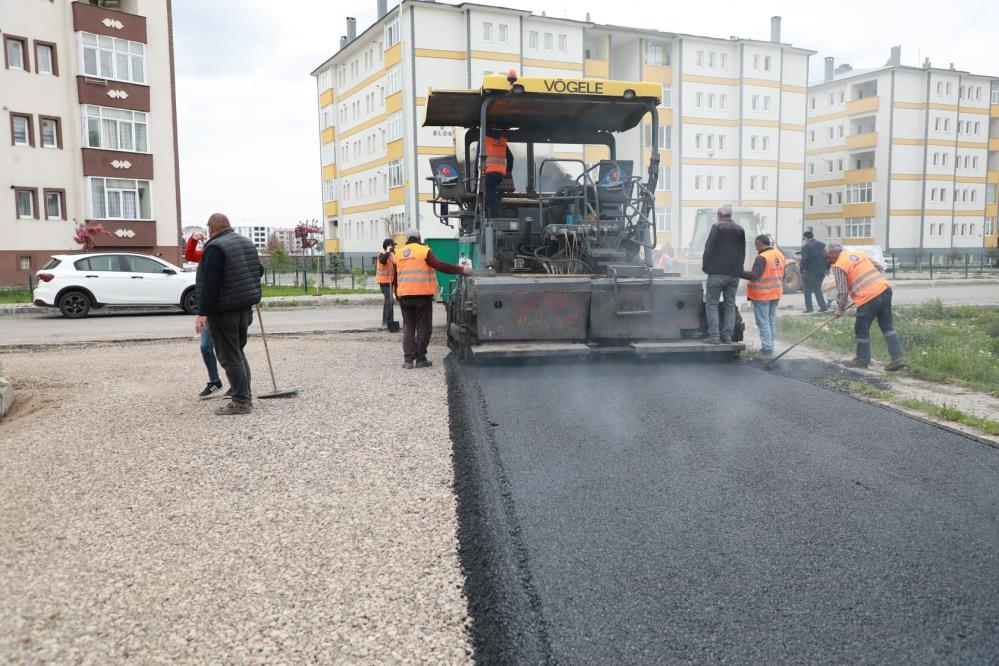 Kars'ta BSK asfalt yol yapım çalışması sürüyor