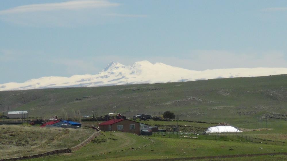 Kars'ta dağların zirvesi beyaza büründü