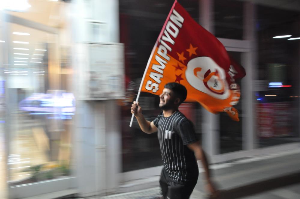 Kars'ta Galatasaraylılar sokaklara döküldü