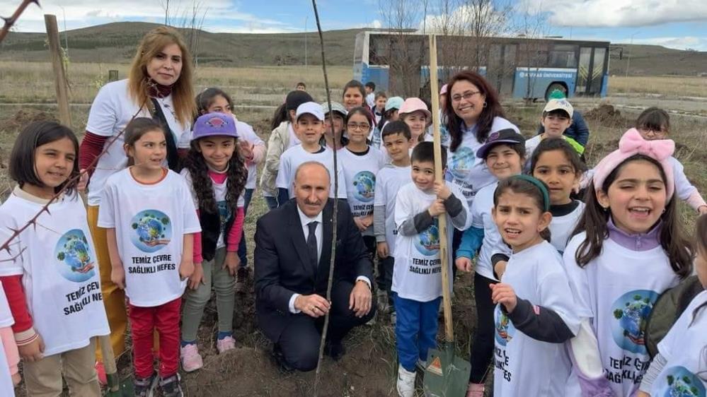 Kars'ta öğrencilerden anlamlı fidan dikimi