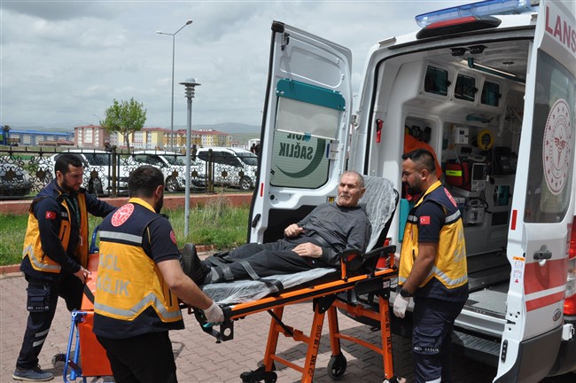 Kars'ta yaşlı çift ambulansla oy kullanmaya götürüldü