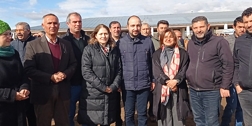 Yeşil Sol Parti Kars Milletvekili adayları hayvan üreticisiyle buluştu