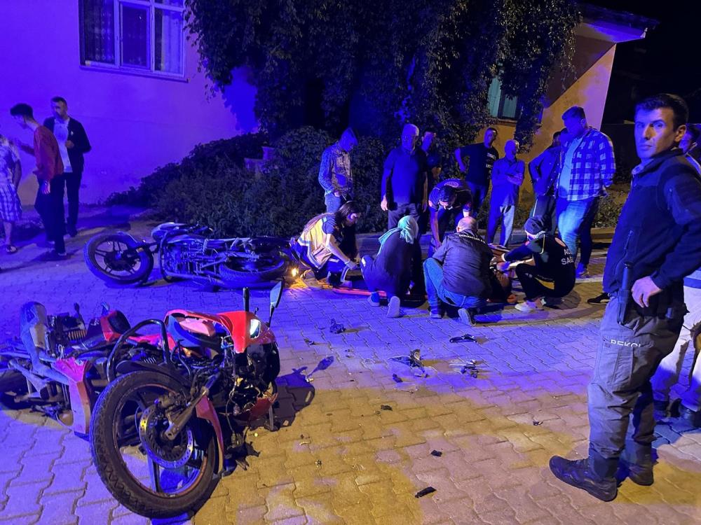 Kağızman'da 2 motosiklet kafa kafaya çarpıştı