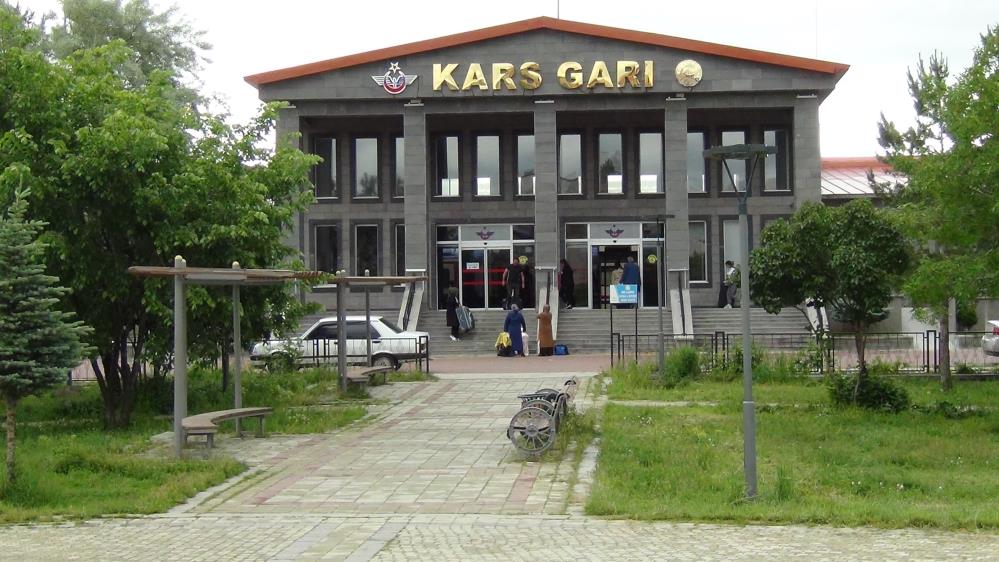 Kars'ta bavulu kapan gar binasının yolunu tuttu