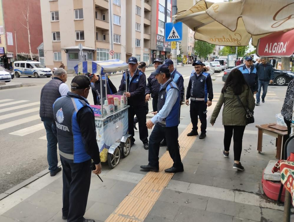 Kars'ta belediyeden kaldırım işgallerine müdahale