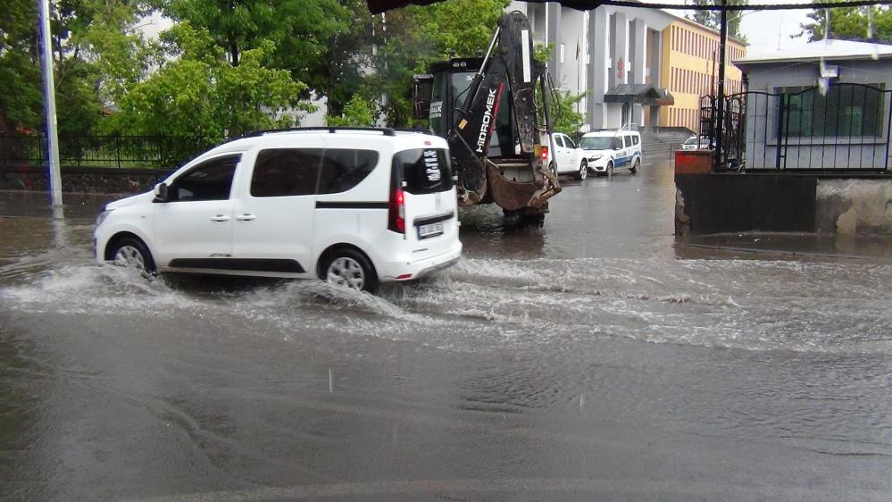 Kars'ta cadde ve sokaklar sular altında kaldı