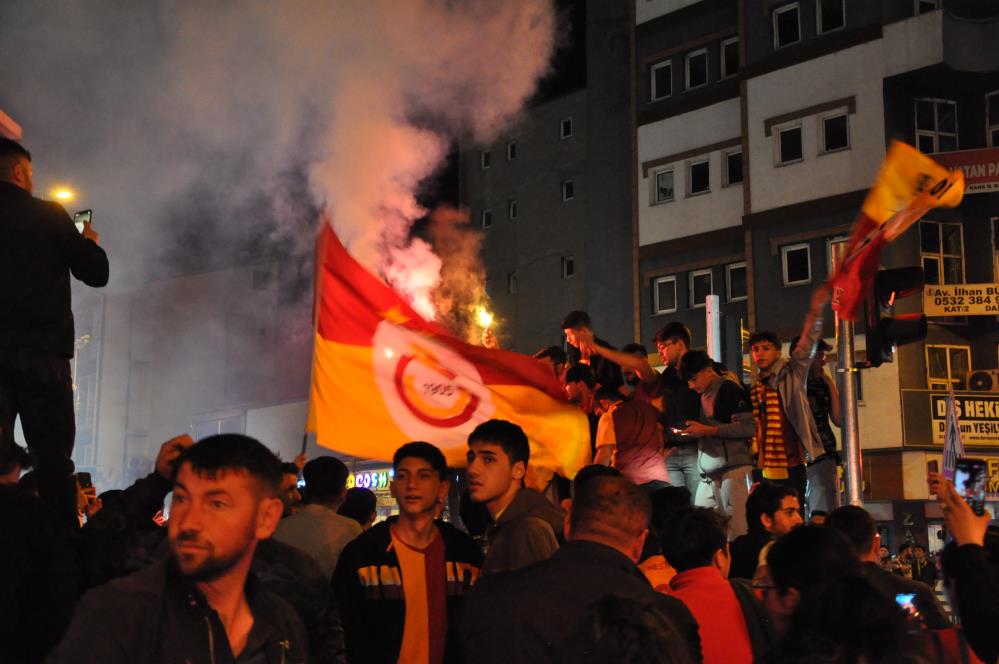 Kars'ta Galatasaray taraftarları sokağa döküldü