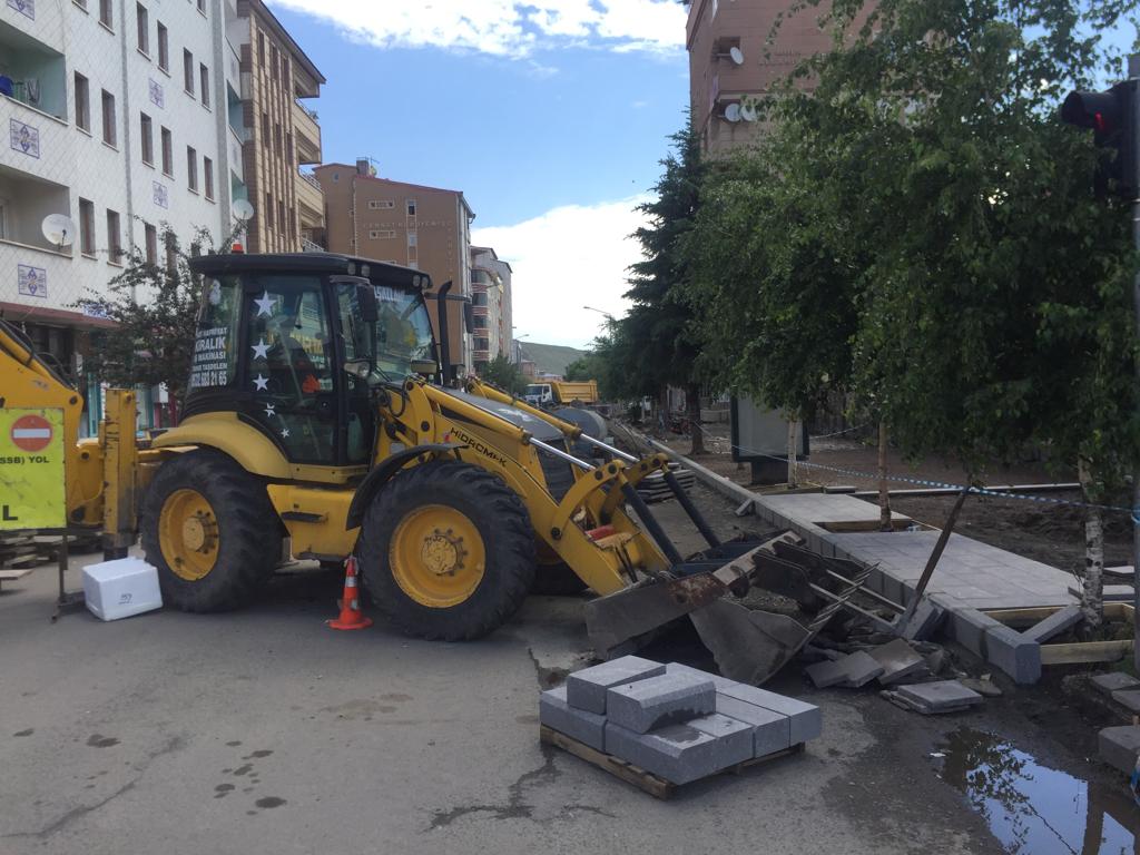 Kars'ta Kaldırım Çalışması İçin Yol Kapatıldı