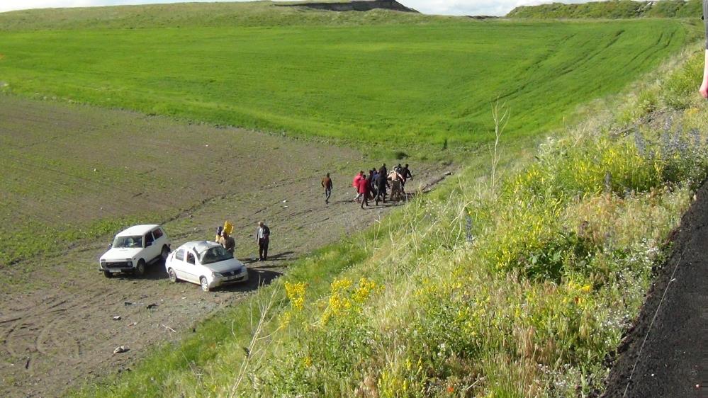Kars'ta otomobil şarampole uçtu: 2 yaralı