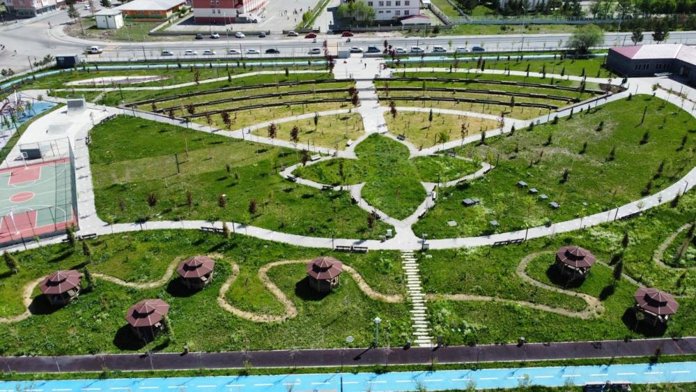 Kars'ta park ve bahçeler çiçek açıyor