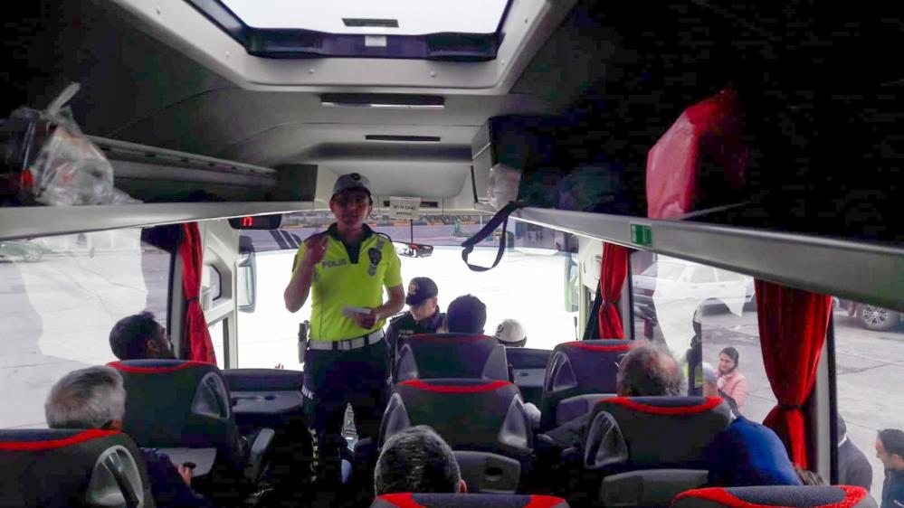  Kars'ta sürücülere ve yolculara trafik kuralları anlatıldı