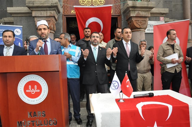 Kars'tan hacı adayları dualarla uğurlandı