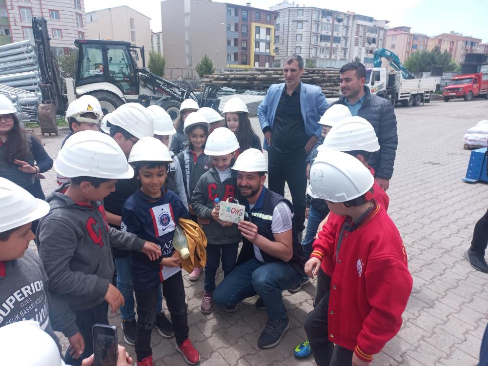  Minik Öğrencilerden Aras Elektrik'e ziyaret