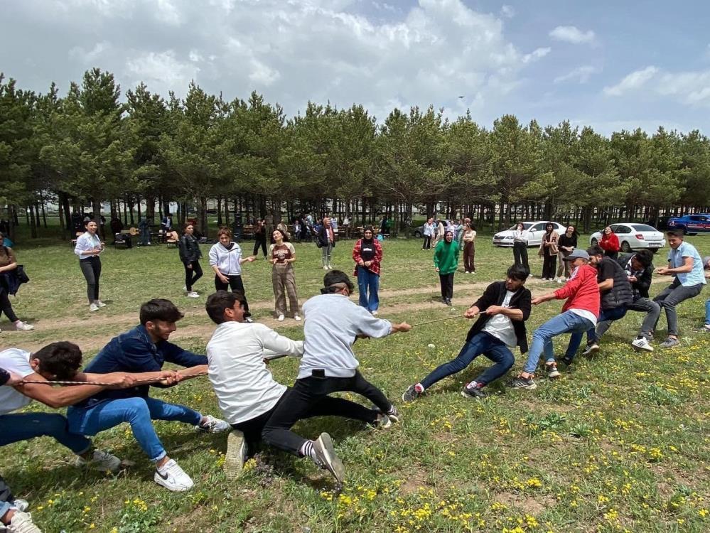 Selim'de liseli öğrenciler gönüllerince eğlendi