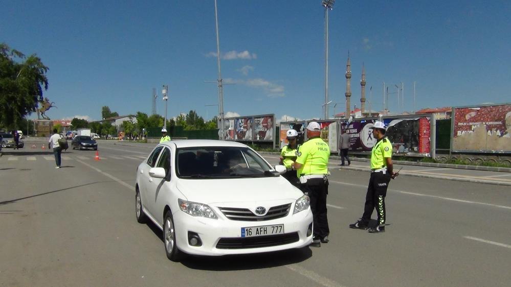 Emniyet kemeri takmayan sürücülere ceza kesildi