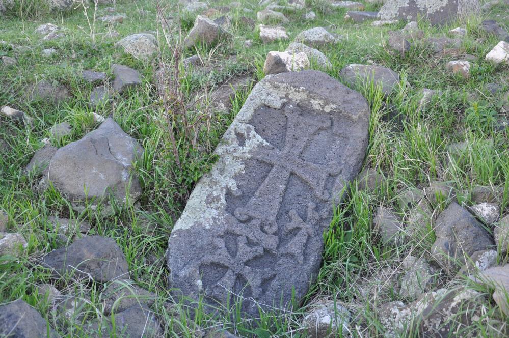 Haç İşaretli Mezar Taşları Dikkat Çekiyor