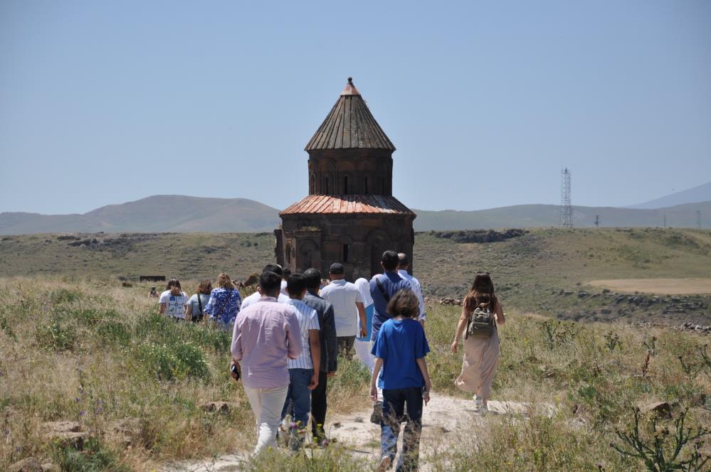 Kars'ta, "40 kapılı şehir" yoğun ilgi görüyor