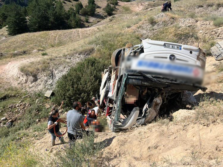 Kars'ta otobüs şarampole yuvarlandı